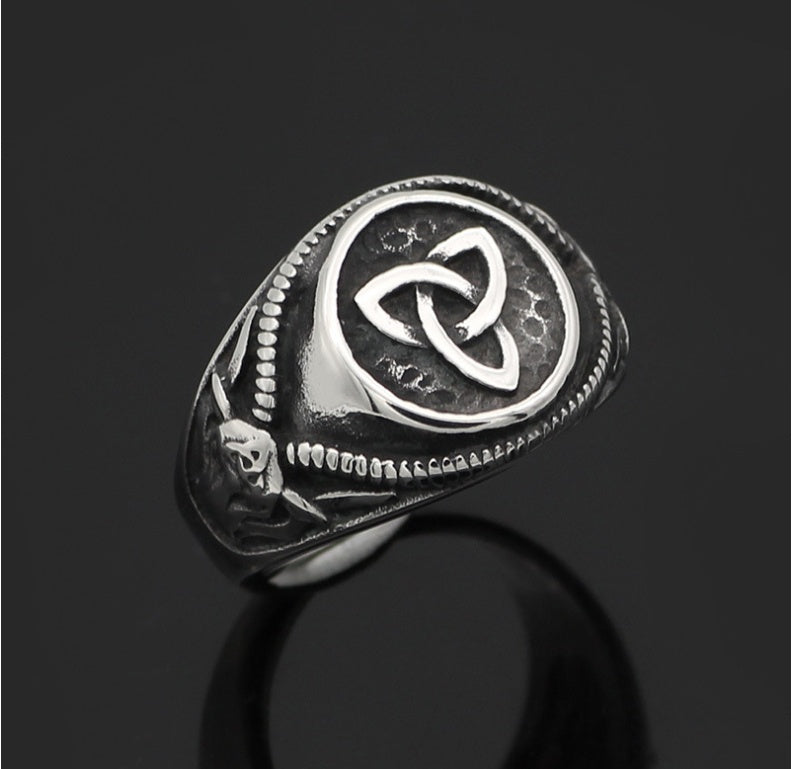 Domineering vintage ring